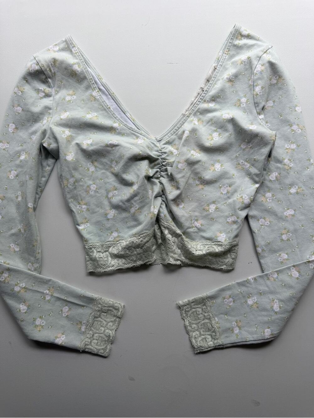 Urban Outfitters Lila Floral Ruched Long Sleeve Crop Top - Small green